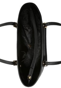 Svart syntetisk handväska med guldfärgad hårdvara, rektangulär form och dubbla handtag. Inuti finns en dragkedjeficka och mönstrad foder.