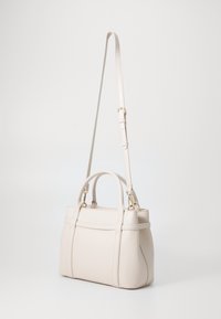 Ljusbeige handväska i slät syntetmaterial med en strukturerad design, två handtag på toppen och en avtagbar justerbar axelrem.