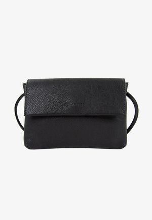 Bolso de mano de cuero negro con acabado texturizado, cierre de solapa y un perfil delgado con un asa redonda en el lateral.