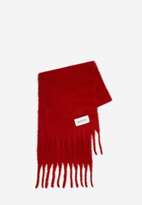 Rode sjaal van zacht, gestructureerd materiaal met franjes aan de randen; heeft een klein label met "ARCTIC FOX" in het wit.