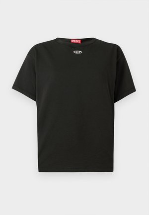 Must puuvillane T-särk lühikeste varrukatega, ümar kaelusega ja väikese ringikujulise logoga ees. Lihtne disain, sile tekstuur.