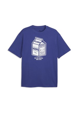 T-shirt bleu à manches courtes avec un graphisme blanc d’un carton de lait marqué Puma Hoops et une illustration de chat "Missing Practice".