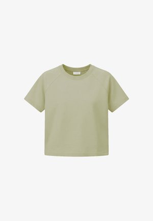 Világos olívazöld rövid ujjú póló kerek nyakkivágással és egyszerű varrással, fehér háttéren laposan elhelyezve.