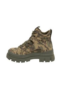 Botte de combat montante avec motif camouflage vert et marron, semelle épaisse à crampons, lacets à l'avant et rembourrage à la cheville.