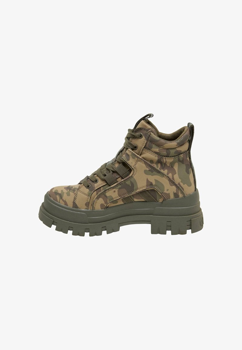 Zapatillas altas de camuflaje en varias tonalidades de verde y marrón, con suela de goma texturizada y cierre de cordones.