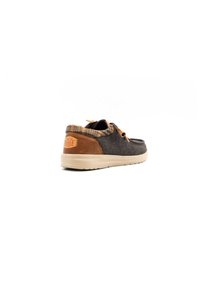 Scarpa di tela grigia con tacco in pelle marrone e fodera a quadri. Presenta suola e lacci beige, progettata per un uso casual.