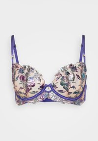 BH med lilla satinremme, broderet blomstermotiv på beige stof, pyntet med spidsekanter og en lille dekorativ detalje i midten.