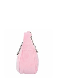 Roze pluche handtas met een afgeronde vorm, zilveren kettinghandvat en subtiele stikdetails. Gladde textuur en geen zichtbare logo's of patronen.
