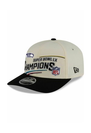 Weißer und schwarzer Snapback-Hut mit dem Text "Super Bowl LX Champions", NFL-Logo und dem Emblem der Seattle Seahawks auf der Vorderseite bestickt.