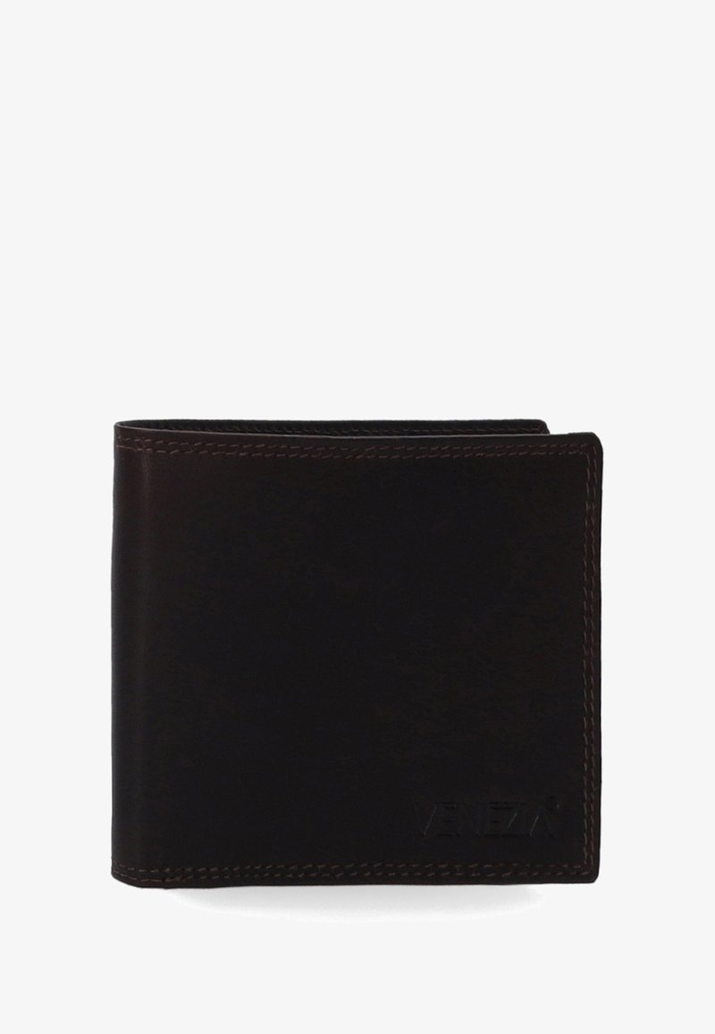 Bruine leren portemonnee met een bi-vouw ontwerp, voorzien van zichtbare stiksels en een subtiele reliëflogo op de voorkant. Gladde textuur.