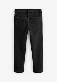 Svarta denimjeans med rak bendesign. Har två bakfickor och en standard midjehöjd. Slät textur, minimala sömdetaljer.