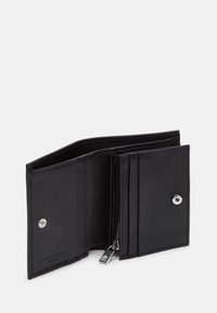 Portafoglio bifold in pelle nera con più scomparti per carte, una tasca per monete con zip e chiusure a pressione su entrambi i lati.