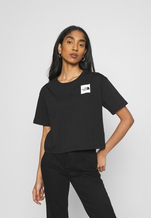 T-shirt nera corta in cotone, con un logo bianco sulla parte sinistra del petto. Maniche corte e vestibilità comoda.