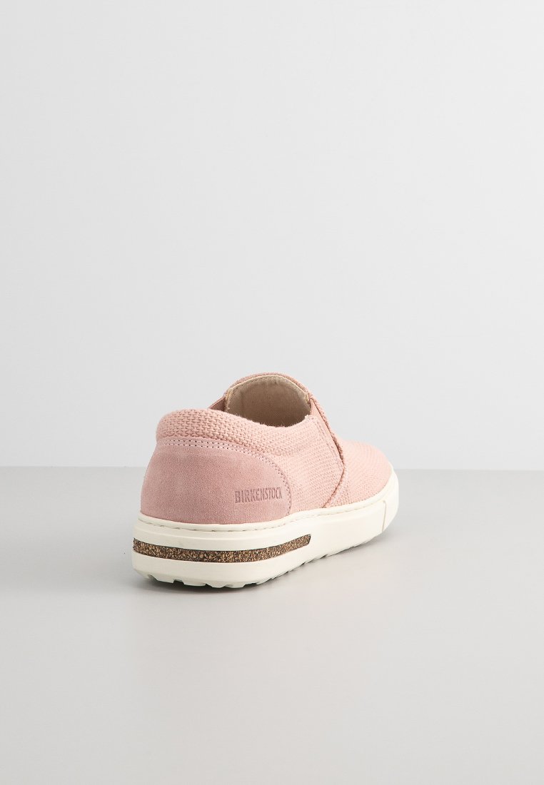 Helles rosa Wildleder-Slipper mit strukturiertem Stoff und weißer Gummisohle. Verfügt über ein gesticktes Logo an der Ferse und kontrastierende Akzente.