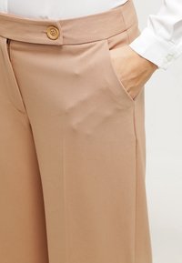 Wallis Broek - camel