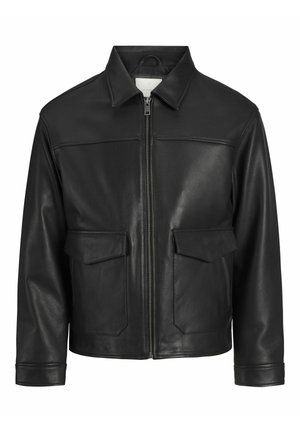 Veste en cuir noir avec un col, fermeture éclair à l'avant, deux grandes poches à rabat, texture lisse et coupe structurée.
