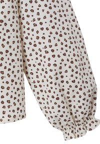 Weißer Stoff mit kleinem braunem und beigem Leopardenmuster und elastischem, gerafftem Bündchen am langen Ärmel.