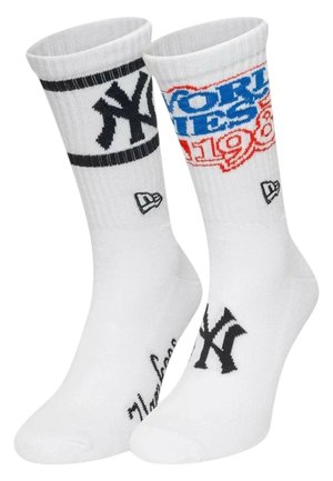 Weiße Sportsocken mit schwarzen New York Yankees Logos, blauem und rotem "World Series 1981" Schriftzug und kleinem schwarzem New Era Logo.