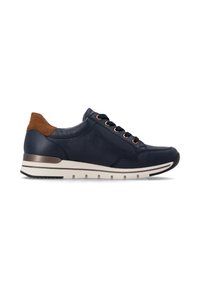 Basket en cuir bleu marine avec languette de talon en suède marron, semelle blanche et beige, lacets noirs et œillets métalliques, vue de côté.
