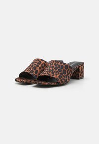 Leopardmønstret åpne tå mules med en myk tekstiloverdel, brede stropper og en robust blokkhel. Svart yttersåle og innersåle, flat fotseng.