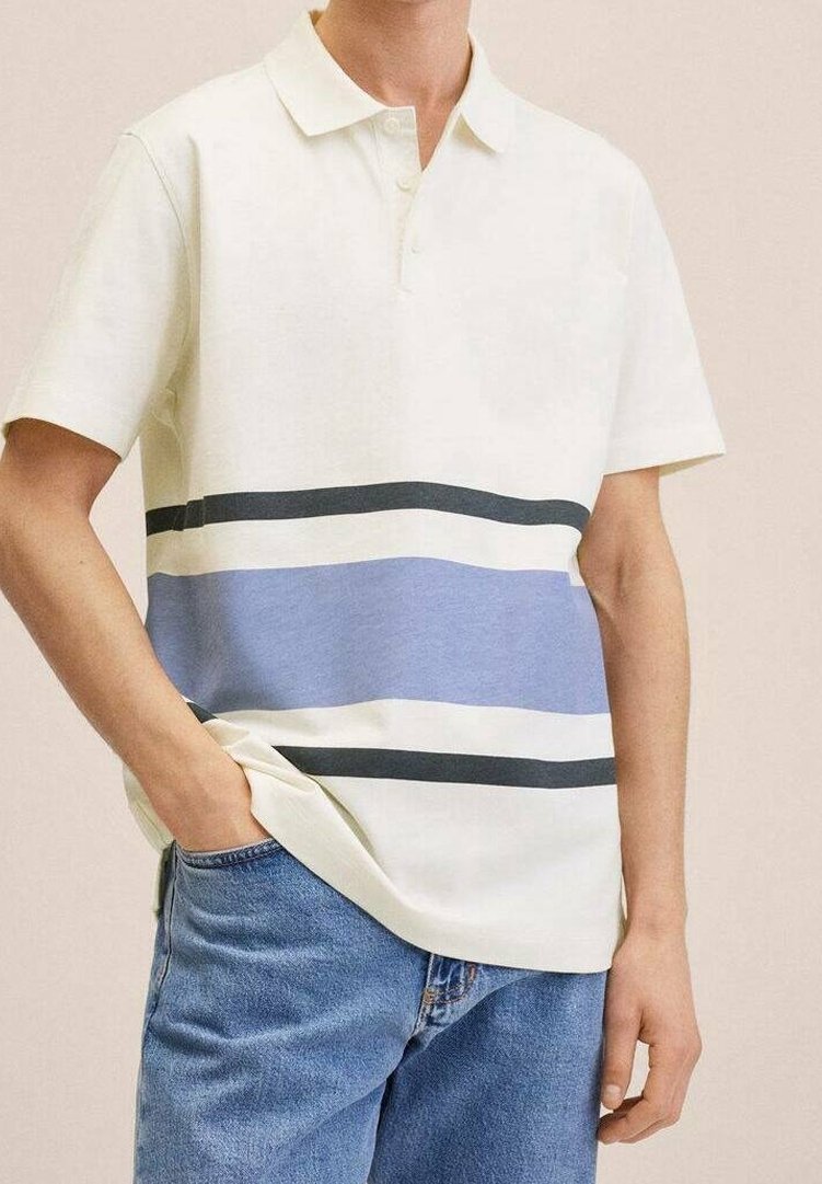 Polo blanc avec un design à rayures bleues et foncées, en coton, doté d'un col et de manches courtes, accompagné d'un jean denim bleu.