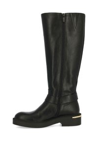 Botas altas de cuero negro hasta la rodilla con cierre lateral, un tacón bajo y un detalle decorativo dorado en el tacón. Textura suave y diseño elegante.