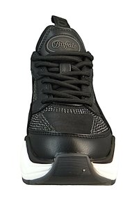 Czarne sneakersy z gładkim skórzanym wierzchem, teksturowanymi akcentami z siatki i czarnymi sznurówkami. Biała podeszwa z gumowym gripem.