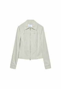 Lysegrå kort jakke med spidst krave, lange ærmer og lynlås foran. Har syninger i paneler og metal lynlåshardware.