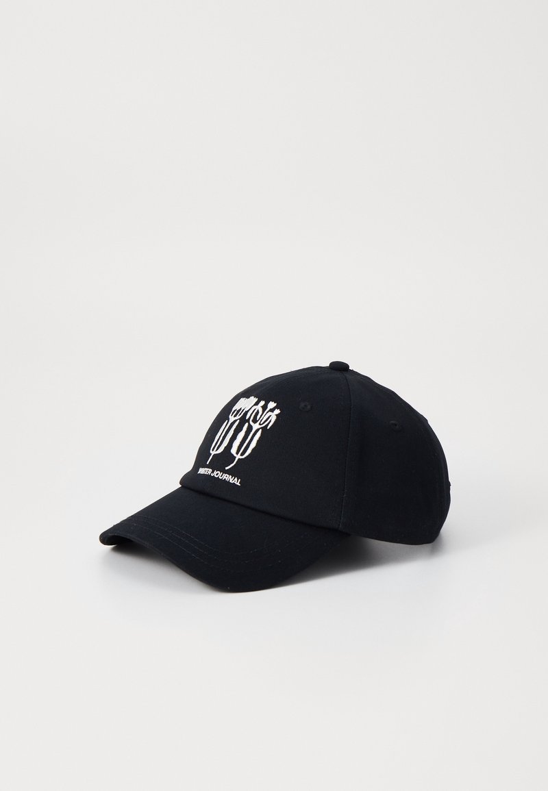 Casquette de baseball noire avec un motif brodé blanc et le texte "Winter Journal" sur le devant, présentée sur fond blanc uni.