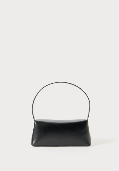 Borsa a tracolla in pelle nera con un design minimalista, forma rettangolare e un manico sottile e curvo. Texture liscia senza hardware visibile.