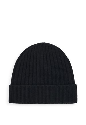 Bonnet noir en maille côtelée avec un large revers, présenté sur un fond blanc.