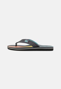 Flip-Flop-Sandal mit einer schwarzen Gummisohle, dunklen Stoffriemen und aquafarbenen Akzenten. Verfügt über ein mehrfarbig gestreiftes Fußbett-Design.