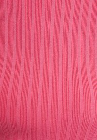 Raikas, venyvä kangas kirkkaassa vaaleanpunaisessa värissä, jossa on pystysuoria viivoja. Materiaali näyttää sileältä ja pehmeältä, ja siinä on kauttaaltaan tasainen rakenne.