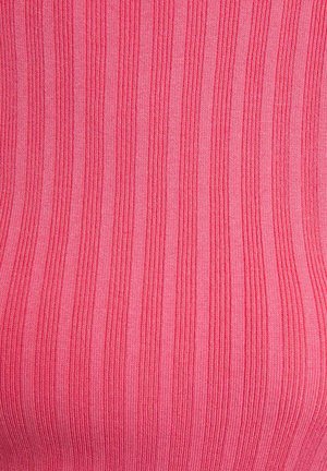 Geribbeld, rekbaar stof in helder roze met verticale lijnen. Het materiaal lijkt glad en zacht, met een consistente textuur overal.
