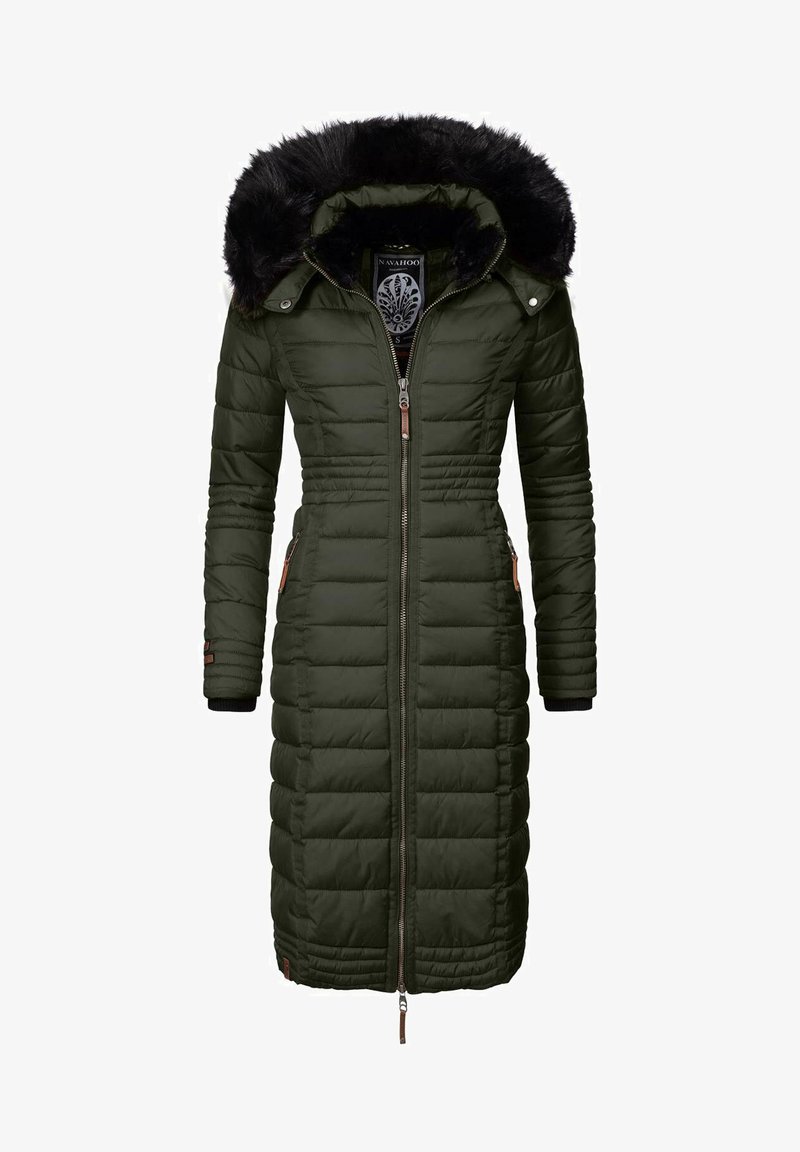 Cappotto imbottito lungo di colore verde oliva con chiusura a zip frontale, cappuccio in pelliccia sintetica e polsini a coste. Presenta tasche laterali e una silhouette aderente.