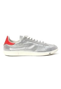 Zilveren sneaker van glad leer met een geprofileerde grijze neuskap, witte veters en een rode accent aan de hiel. Geprofileerde rubberen zool.