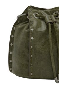 Zielona torba z ekologicznej skóry o fakturowanej powierzchni, ozdobiona metalowymi ćwiekami wzdłuż boku i zamykana na sznurek u góry.