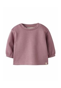 Top de algodón rosa de manga larga con cuello redondo, mangas fruncidas y una pequeña etiqueta de marca en el dobladillo. Textura suave y lisa.