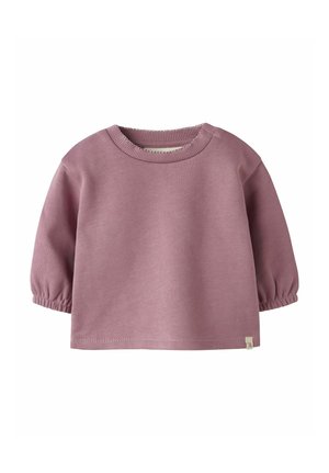 Różowa bawełniana bluzka z długim rękawem, okrągłym dekoltem, bufkowymi rękawami i małą metką marki na dolnym brzegu. Miękka, gładka tekstura.