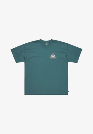 Zöld pamut póló rövid ujjakkal és bő szabással. Az elején egy színes, háromszög alakú grafika és a márkanevének felirata található.