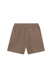 Shorts marrones hechos de una tela suave, con una cinturilla plana, bolsillo trasero y un ajuste relajado. Sin patrones o acentos visibles.