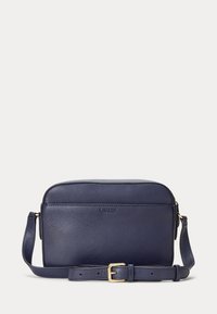 Tmavě modrá kožená kabelka přes rameno s hladkou texturou, zipovým zapínáním, nastavitelným popruhem a nenápadným logem na přední straně. Akcenty v zlaté barvě kovu.