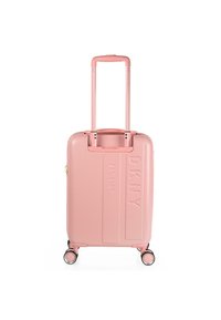 Maleta rosa de plástico duro con superficie texturizada, asa extensible, cuatro ruedas y logotipo de DKNY grabado en la parte frontal.