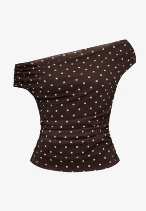 Καφέ τοπ με έναν ώμο και λευκά πουά, ραβδωτές πλευρές και ελαστικό κοντό μανίκι στη αριστερή πλευρά.