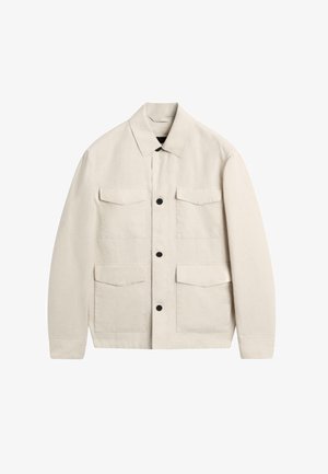 Giacca beige chiaro con bottoni, quattro tasche con patta, maniche lunghe e colletto appuntito, mostrata su sfondo bianco.