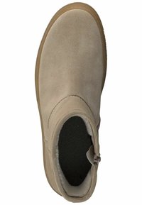 Beige ruskindsankelstøvle med rund tå, blødt foer og lynlås på siden. Tekstureret overdel med gummisål for holdbarhed.