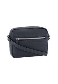 Schwarze Umhängetasche aus strukturiertem Material, mit einer Reißverschlusstasche auf der Vorderseite, verstellbarem Schultergurt und flacher rechteckiger Form.