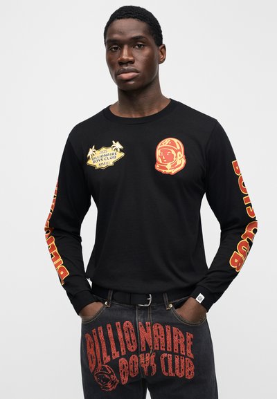 Μαύρο μπλουζάκι μακρυμάνικο με κόκκινα γραφικά σχέδια, που περιλαμβάνουν έναν αστροναύτη και το κείμενο "Billionaire Boys Club" στα μανίκια και στο μπροστινό μέρος.