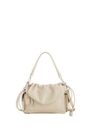 Bolso de mano de cuero beige con solapa superior recogida, herrajes plateados, asa corta y correa larga para el hombro desmontable.