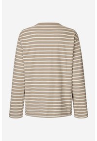 Top beige de manga larga con rayas horizontales blancas, escote redondo y corte holgado. Tela de algodón suave con textura lisa.